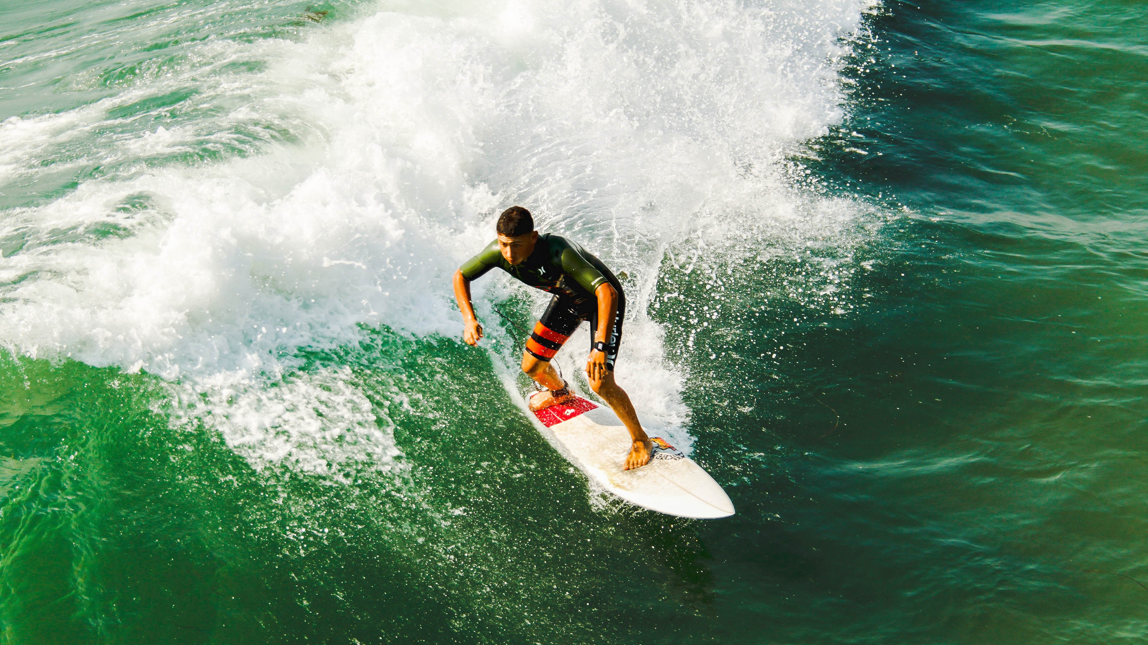 “腰旗美式橄榄球赛:东部新区赛场打造极限竞技新体验”